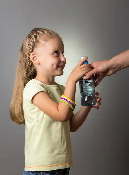 Klein Meisje Met Mooi Haar Neemt Van Een Volwassene Een — Stockfoto