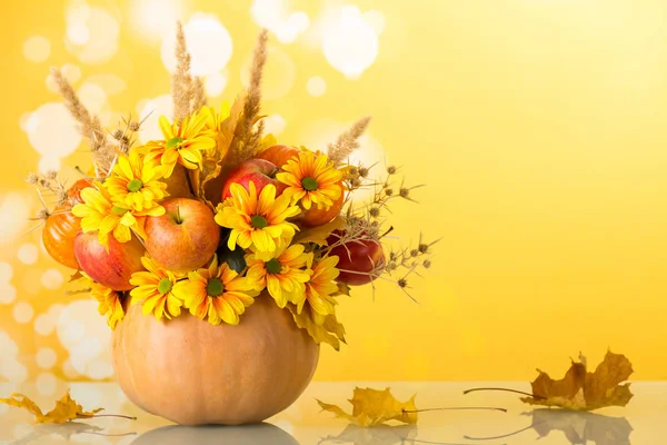 Jasná podzimní kytice v dýni na žluté — Stock fotografie
