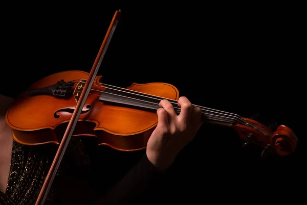 Ruce hudebníka hrající na housle izolované na černém — Stock fotografie