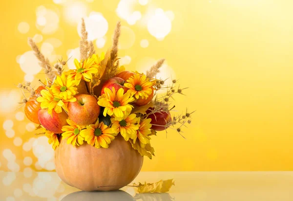 Balkabağında parlak sonbahar kompozisyonu, sarı üzerinde — Stok fotoğraf