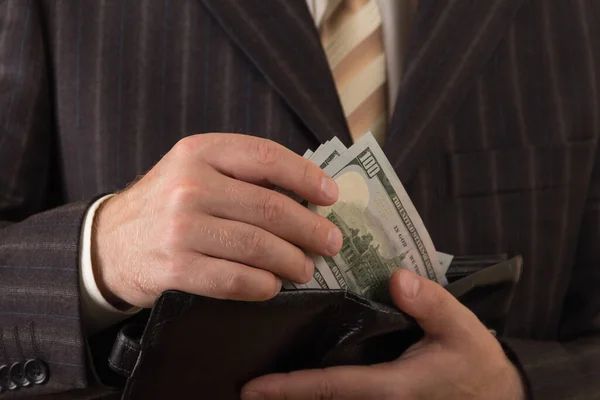 Een zakenman haalt geld uit zijn portemonnee. Close-up — Stockfoto