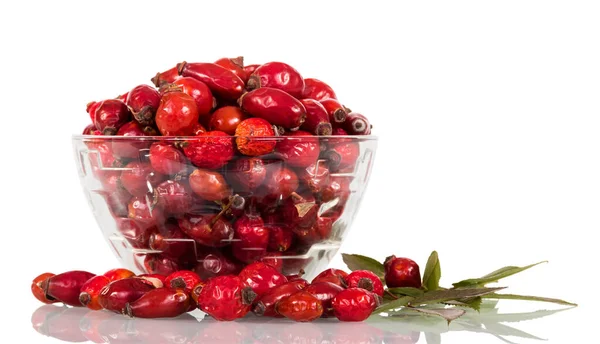 Cankerberry seco en un tazón de vidrio y dispersos uno al lado del otro, aislados en blanco —  Fotos de Stock