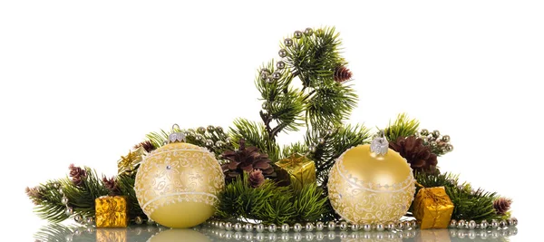 Rama de pino de año nuevo decorada con bolas y perlas, aislada en blanco —  Fotos de Stock