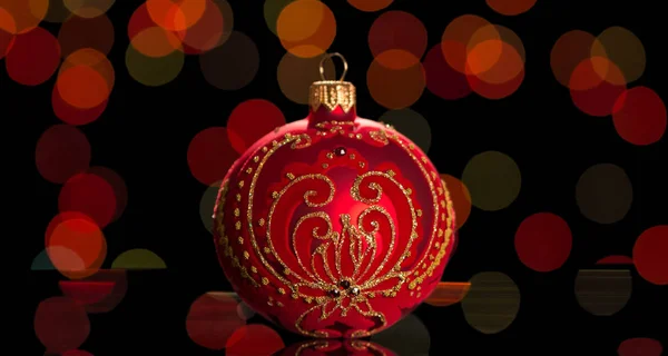 Helder Nieuwjaarsspeelgoed Met Gouden Ornament Donkere Sprankelende Achtergrond — Stockfoto