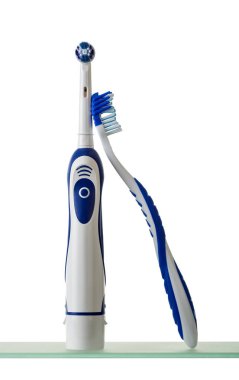 Elektrikli ve manuel diş fırçaları beyaz arka Grou 'da izole bir şekilde duruyor.