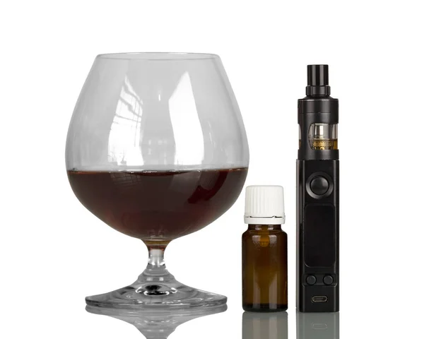 Un vaso de whisky y un cigarrillo electrónico, una botella — Foto de Stock
