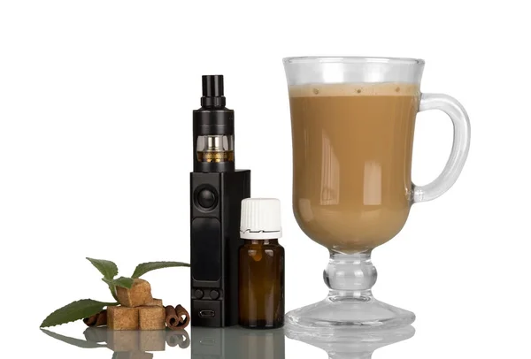 Tazza di cappuccino e sigaretta elettronica con liquido aromatico — Foto Stock