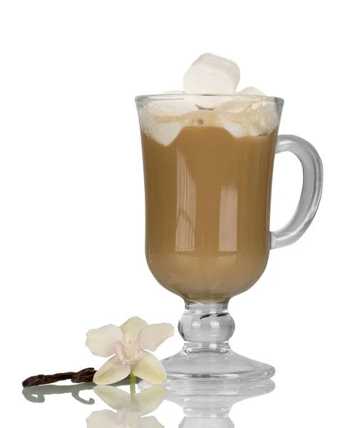 Verre avec cappuccino et guimauve, à côté de la fleur de vanille — Photo