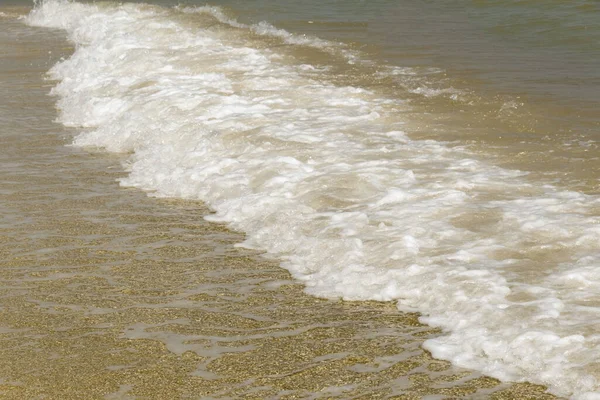 Ola de mar con espuma corrió a la playa —  Fotos de Stock