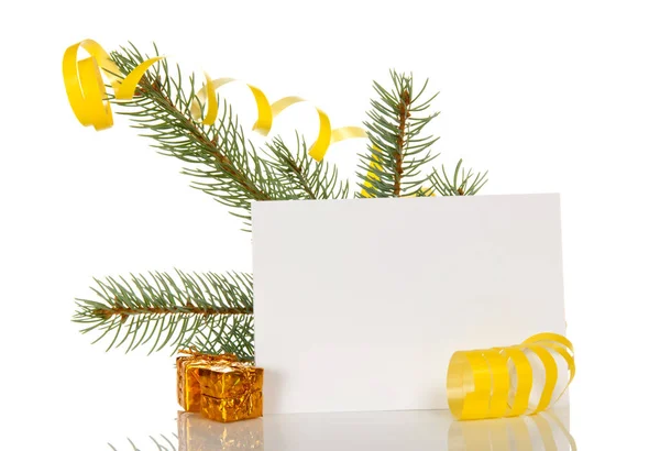 Rama de pino decorada con serpentina amarilla, pequeños regalos y tarjeta de felicitación en blanco, aislada en blanco —  Fotos de Stock