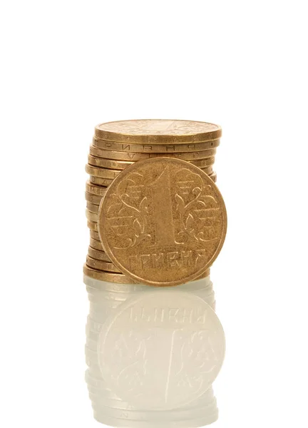 Hromada mincí v hodnotě jedné hřivny, izolovaných na bílém — Stock fotografie
