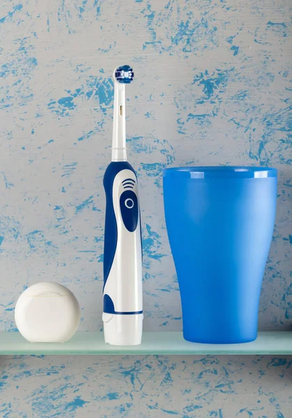 Brosse à dents électrique et articles d'hygiène, sur bleu — Photo