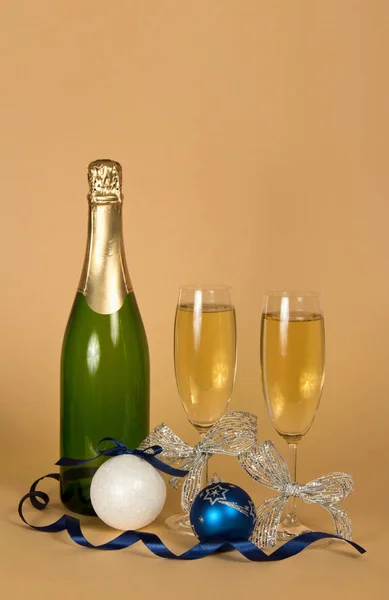 Copos de champanhe decorados com fita de prata, brinquedos de ano novo e serpentina — Fotografia de Stock