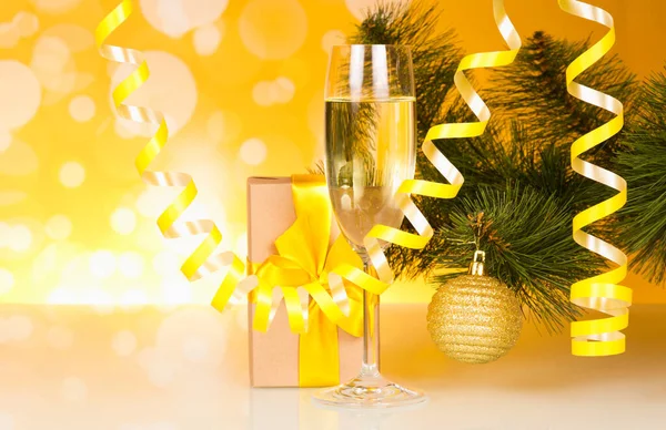 Rama de pino de Navidad se decoran festivamente, vidrio —  Fotos de Stock