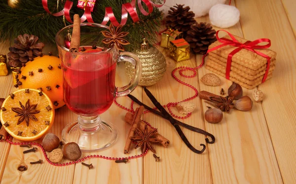 Conjunto de especias para vino caliente de Navidad, galletas y frutas —  Fotos de Stock