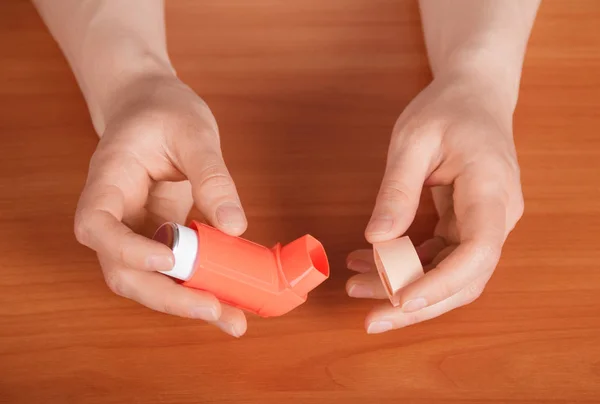 Female hands preparing the inhaler to work, on the background — Stockfoto