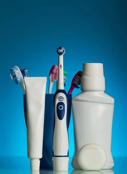 Electric toothbrush, manual toothbrushes in holder — 图库照片