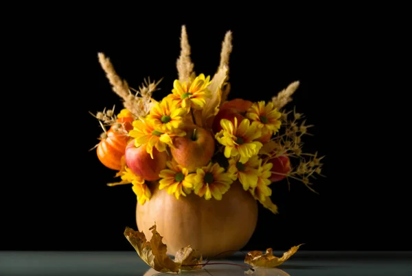 Ramo de otoño de lujo de flores y frutas, aislado en negro —  Fotos de Stock