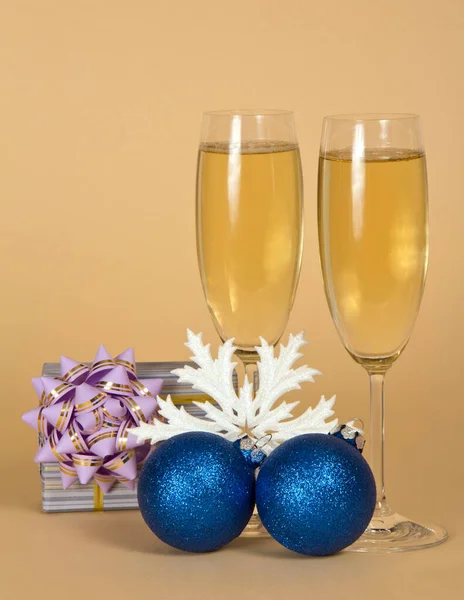 Wine glasses with sparkling champagne, gift, Christmas toys — Stock Photo, Image