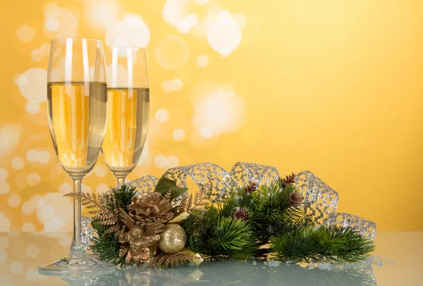 Two glasses with champagne, pine branch decorated with ribbon — Stok fotoğraf