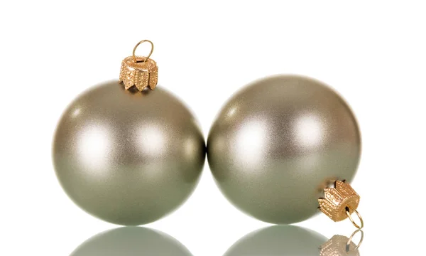 Dos juguetes de bolas plateadas brillantes para decorar el árbol de Navidad — Foto de Stock