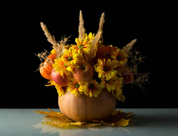Originální dýňová váza s ovocem a květy stojí — Stock fotografie