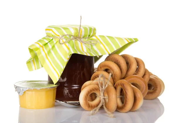 Vasetto marmellata profumata un mazzo di bagel e miele isolato su bianco — Foto Stock