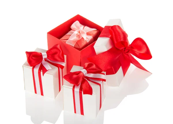 Cajas festivas brillantes para regalos, decoradas con cintas y lazo aislado en blanco — Foto de Stock