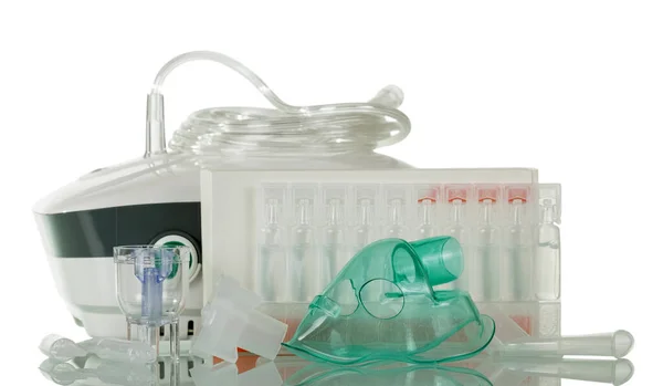 Masque et accessoires pour inhalation, compresseur inhalateur, isolé sur blanc — Photo