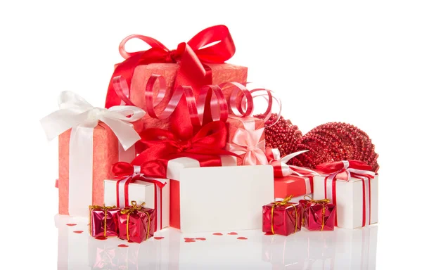 Veel verschillende geschenkdozen, kerstspeelgoed -ballen, kleine geschenken, geïsoleerd op wit — Stockfoto