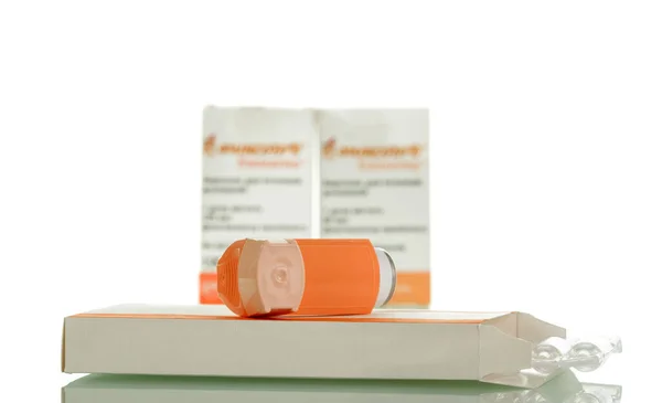 Kapesní inhalátor na krabičce s ampulkami k inhalaci, izolovaný na bílém — Stock fotografie