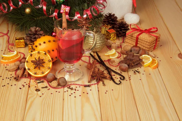 Kerstversiering, fruit- en specerijenset voor warme drank, snoep en koekjes op houten tafel — Stockfoto