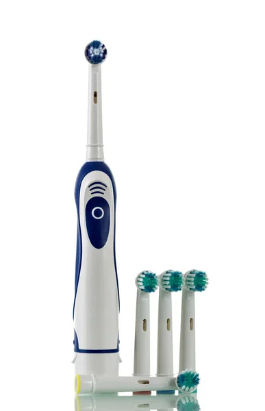Escova de dentes elétrica com cabeças substituíveis com cores diferentes, isolada em branco — Fotografia de Stock