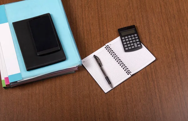 Složky dokumentů, diář a kalkulačka na stole — Stock fotografie