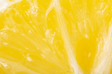 Parlak sarı limonun kesit kesiti, yakın plan.