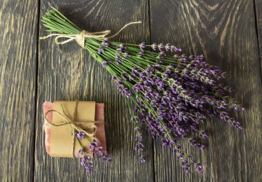 El yapımı sabun, gri yüzey lavanta demetinin yanında.