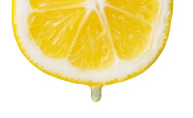 Beyaza izole edilmiş bir damla meyve suyu ile limon dilimi