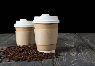 Sıcak kahve için kapaklı kaplar masaya serpilmiş tahılların yanına koyulacak.