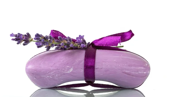 Jabón con aroma a lavanda, cinta púrpura aislada en blanco — Foto de Stock