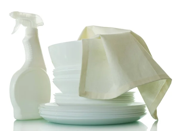 Стопка чистой мытой посуды, бутылка моющего средства и салфетка изолированы на белом — стоковое фото