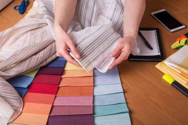 Grande seleção de amostras de tecido para decoração de interiores na mesa — Fotografia de Stock