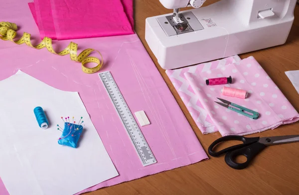 Máquina de costura, amostra de papel em tecido e tesoura — Fotografia de Stock