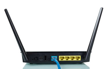 Wi-Fi yönlendirici ve internet bağlantı kablosu beyaza izole edildi