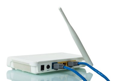 Ağ kablosu ve internet kullanıcılarının aygıtlarını bağlamak için beyaz üzerinde izole edilmiş yönlendirici, panel