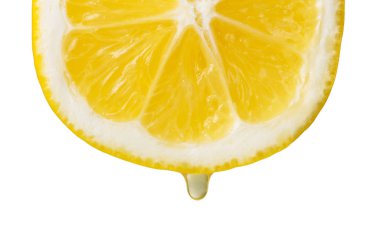 Meyve suyuyla sulu bir dilim limon, beyaza yakın çekim.