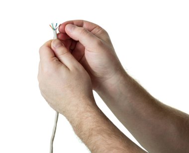 Optik fiber kabloyla insan eli, beyaz üzerinde izole edilmiş.