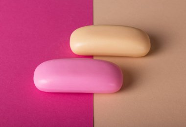 Arka planda pembe ve bej rengi kokulu sabun