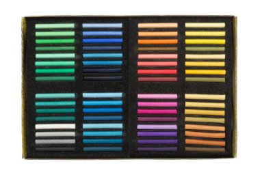 Profesyonel sanat malzemeleriyle dolu bir kutu, pasteller, beyaz üzerine izole edilmiş tüm renkler.