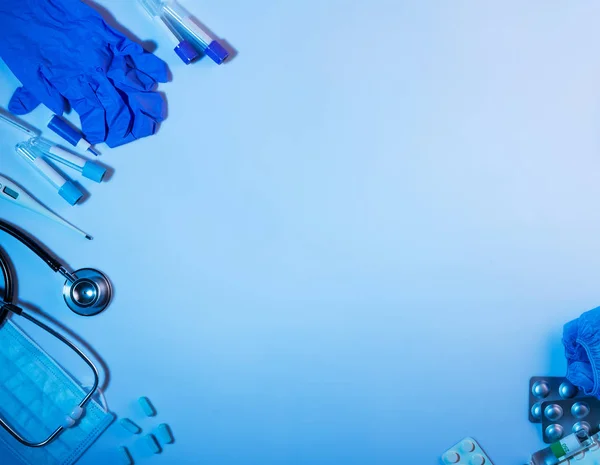 Diagnostische en EHBO-items, aangebracht op blauwe achtergrond — Stockfoto