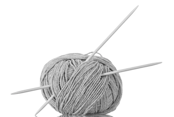 白地に隔離された手編みのための太いグレーの糸と編み物針 — ストック写真